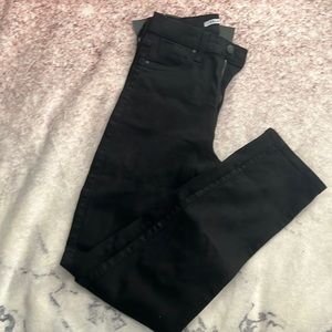Skinny curvy hi-rise black jeans with one front rip